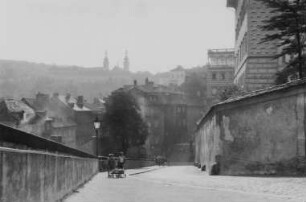 Blick von der Straße Zur Burg (Ke Hradu) zum Kloster Strahov, rechts das Palais Schwarzenberg