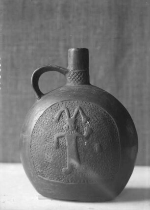 Henkelkrug mit Muster und Reliefdekor