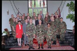 Fotografie: Personal der U.S. Army Berlin beim Gruppenfoto mit Major General Walter Yates in den Lucius D. Clay Headquarters in Berlin-Dahlem