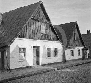 Dorfstraße mit Wohnhäusern in Polen