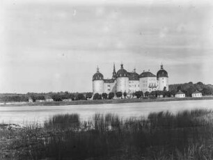 Schloss Moritzburg : Moritzburg. Blick zum Schloss Moritzburg