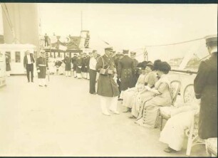 Kaiser Wilhelm II. an Deck im Gespräch mit Damen.