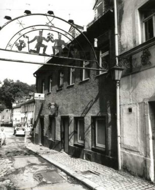 Schwarzenberg. Wohnhaus mit Laden, Untere Schloßstraße 7 (um 1825). Straßenansicht mit Schwibbogen