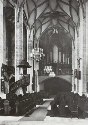 Evangelische Stadtkirche Sankt Annen. Blick durch das Mittelschiff zur Orgel von E. F. Walcker & Cie. (1883-1884; Restaurierung 1995)