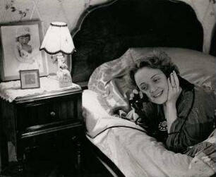 Marlene Dietrich telefoniert aus Hollywood mit ihrer Tochter in Berlin. Marlene Dietrich