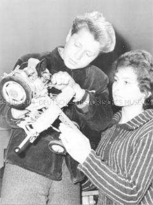 Zwei Schüler der Landschule Buchholz (Kr. Schwerin-Land) mit Modell des Traktors und Geräteträgers RS 09