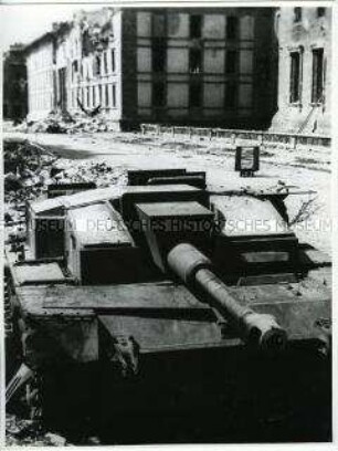Panzer vor der Ruine der Reichskanzlei