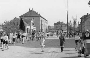Arbeitersportler (Freie Turner Dohna ?) mit dem Transparent: "Frauen heraus, Frauen erwacht, in Euren Händen liegt die Macht, in Eurem Willen liegt der Sieg, Klassenkrieg!" in der Nähe der Löwen-Drogerie Thürmer in Heidenau