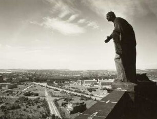 Dresden. Blick vom Rathausturm mit Skulptur "Die Güte" über beräumte Flächen nach Süden zum Hauptbahnhof