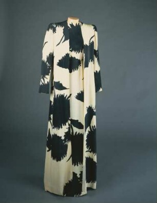 Schwarz-weißes Abendkleid mit Mantel und ausgeschnittenen Konturen an den Rändern (Archivtitel)