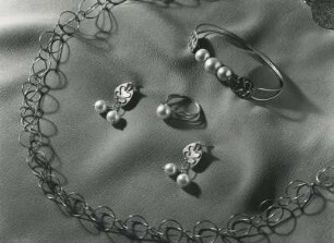 Halskette, Armreif, Ring und Ohrclips von Erna Zarges-Dürr