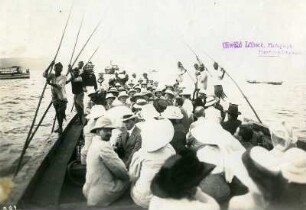 Manila (Philippinen). Ausflug einer Touristengruppe der Hapag entlang der Küste per Boot, das von Einheimischen gestakt wird