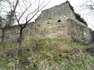(ehemalige Jakobuskirche)-Ansicht im Südwesten mit Kirchhofmauer (über Eck Originalhöhe mit Steinbrüstung) und Strebepfeiler