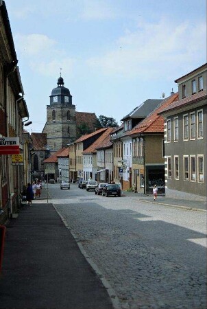 Straße mit Häusern, am Ende Stadtkirche