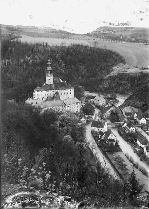 Vor Schloß Weesenstein im Müglitztal : Weesenstein. Ansicht des Schlosses und des Ortes von Osten