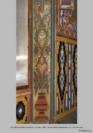 Fensterlaibung mit Liliengewächs
