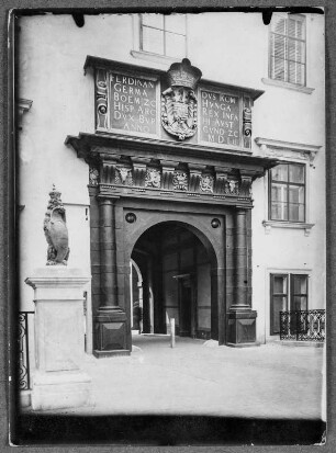 Das älteste Burgtor zur Hofburg in Wien