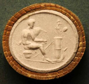 Ein Faun sitzt vor einem Altar (Daktyliothek, Supplement)