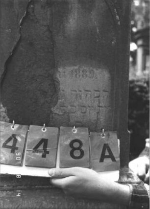 Grabstein 448 (Index: 99787719) Material: Sandstein Zustand: beschädigt, sehr stark verwittert mit sehr großem Textverlust Maße HxBxT: 151x42x20 cm: Grabstein 448A