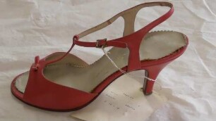 Rote Damensandalette aus Kalbsleder mit gelochter Zierschleife