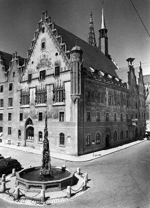 Ulm, Marktplatz. Rathaus (1370/1540). Eckansicht mit Marktbrunnen