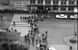 Freiburg: Berufsverkehr vor dem Hauptbahnhof vom Hochhaus