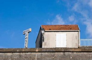 Frankreich. Champagne Ardenne. Haute Marne. Langres. Alte Stadtmauer. Hotelschild und kleine Häuser