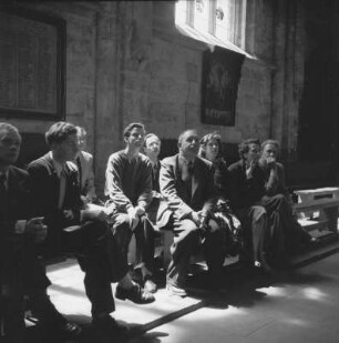 Prof. Harald Keller mit Exkursionsgruppe : Nürnberg, St. Sebald. Professor Harald Keller mit Studenten auf einer Exkursion