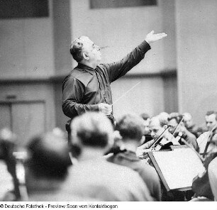 Aram Chatschaturjan mit Philharmonie; Serie beim Dirigieren, Harfenspielerin