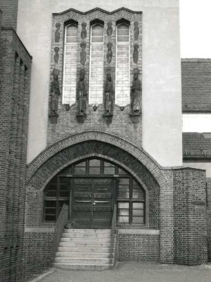 Dresden-Trachau, Kopernikusstraße 40. Apostelkirche (1927/1928; O. Hempel). Hauptportal mit Treppenaufgang und aufgesetzten Fenstern