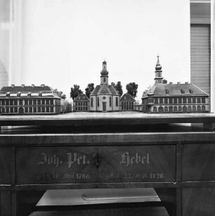 Unterbringung von Beständen der Stadtgeschichtlichen Sammlungen des Stadtarchivs im Hebelzimmer der Stadtbücherei.