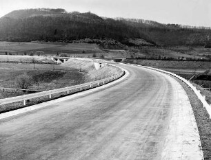 Trassierung der Verzweigung Albab- und Albaufstieg Fertige Asphaltbetondecke, Blick vom Albaufstieg in Richtung Mühlhausen