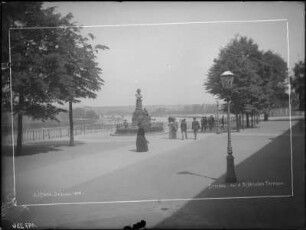 Dresden-Altstadt. Brühlsche Terrasse. Blick über das Denkmal für Ernst Rietschel (1868-1876; J. Schilling) elbaufwärts