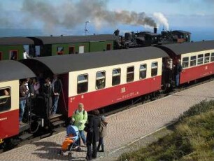Brockenbahn - Bahnhof Brocken : Das Schienennetz der Harzer Schmalspurbahn ist 104 km lang. Züge fahren auch auf den 1142 m hohen Brockengipfel. Aufgenommen am 11. September 2010