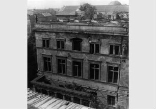 Blick vom Dach des Alten Museums auf die zum Teil zerstörte Fassade des Neuen Museums