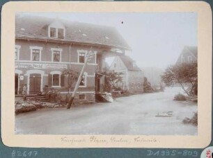 Vom Hochwasser am 30./31. 7. 1897 zerstörtes Wohnhaus des Kaufmanns Görne in Deuben (Freital, im Vordergrund)