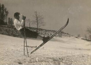 Europa. Skilauf. Umsprung am Ort mit Stockhilfe