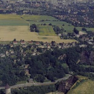Stadtteilansicht. Blick über Plauenschen Grund mit Heidenschanze (224 m), Eisenbahnlinie und Tharandter Straße gegen Stadtteile Roßthal, Naußlitz, Wölfnitz und Gorbitz