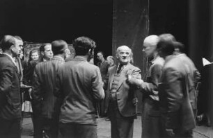Aufnahmen der Proben zu "Don Giovanni" von Wolfgang Amadeus Mozart mit Dirigent Joseph Keilberth und Intendant Legal. Deutsche Staatsoper Berlin : Ernst Legal (Mitte) im Gespräch