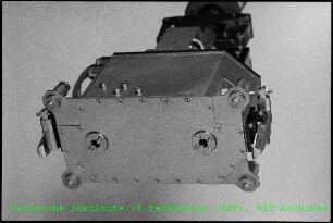 Blick von unten auf den Generalized Maxwell Slip (GMS)-Manipulator in der Hauptabteilung Ingenieurtechnik (HIT)