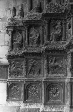 Sens, Kathedrale, Sockel d. Hauptportals