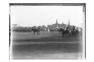 Militärparade beim Königspalast : Bangkok, Festplatz. Militärparade, im Hintergrund der Große Palast, die Residenz des Thailändischen Königs, 1909
