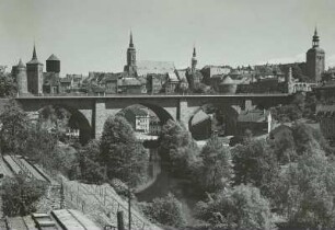 Brücke des Friedens mit Altstadt