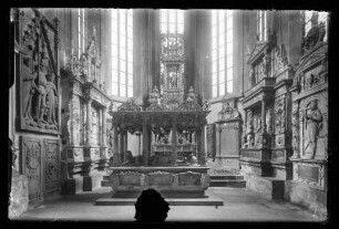 Gesamtaufnahme der Grabdenkmäler im Chor der Stiftskirche Wertheim