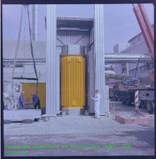 Anlieferung von Brennelementen in einem Castor-Behälter (Cask for Storage and Transport of Radioactive Material) für die Kompakte Natriumgekühlte Kernenergieanlage (KNK)