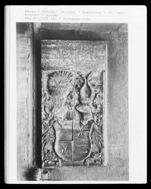 Grabplatte mit einem Wappenrelief