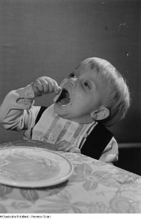 Ein Kind beim Verzehr von Nudelsuppe