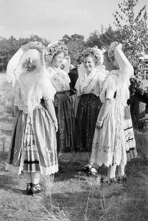 Präsentation der Trachten einer Hochzeitsgesellschaft anlässlich des Hahnrupfens in Neuendorf : Předstajenje kwasneje drasty składnostnje łapanja kokota w Nowej Wsy : Neuendorf / Nowa Wjas