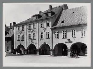 Liebau (heute: Lubawka) am Fuß des Riesengebirges in Niederschlesien. Am Ring. Historische Häuser mit Laubengängen.