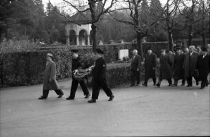 Freiburg: Kranzniederlegung auf dem Hauptfriedhof, auf dem Weg zum Ehrengrab